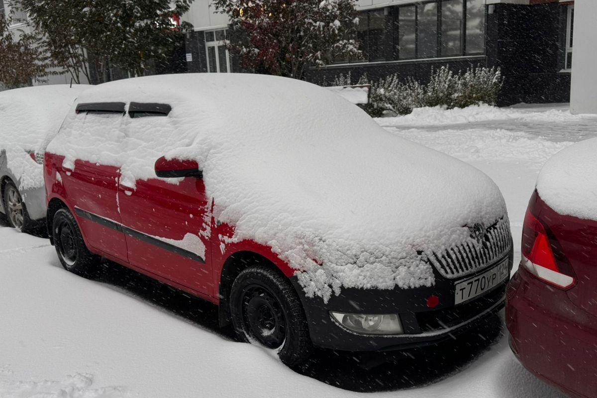 Фото Мощный снегопад накрыл Новосибирск 9 октября. Онлайн с улиц города в сугробах 7